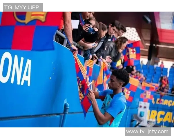 巴萨公开训练课会员持票被拒入场安保措施引发球迷抗议