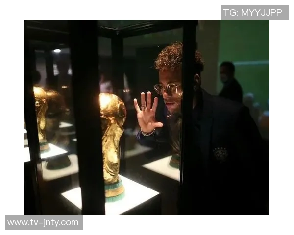 内马尔出席巴西扑克系列赛活动分享生活乐趣照片尽情享受人生