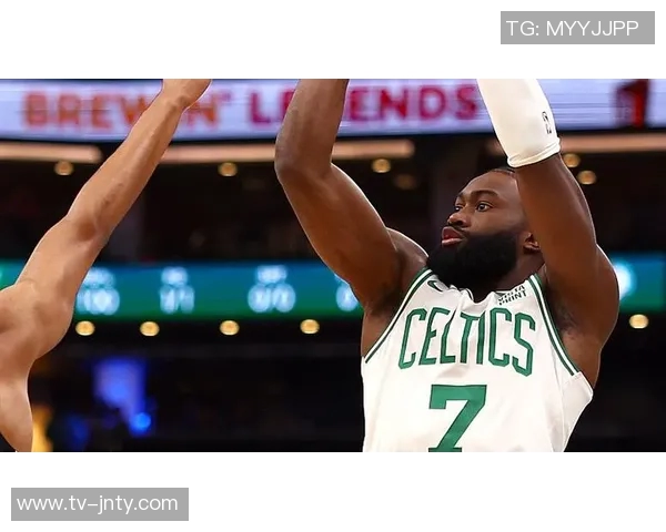 杰伦布朗三分球表现出色并为豪泽破纪录加油的精彩瞬间 杰伦布朗三分球表现出色并为豪泽破纪录加油的精彩瞬间